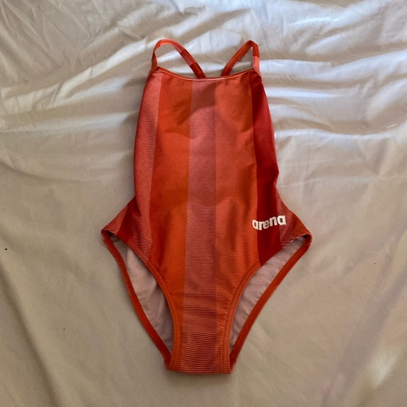 Arena swimsuit - Picture 1 of 3